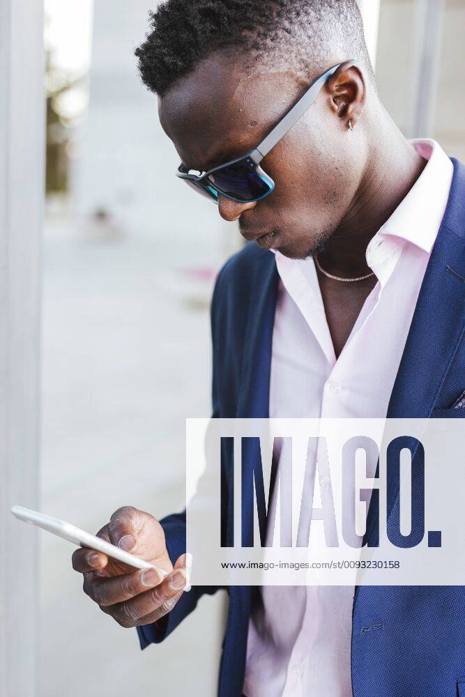 Young businessman using his smartphone outside model released Symbolfoto LJF00475