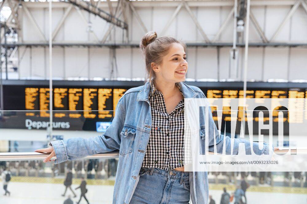 Portrait of happy young woman at train station, London, UK model released Symbolfoto WPEF01595