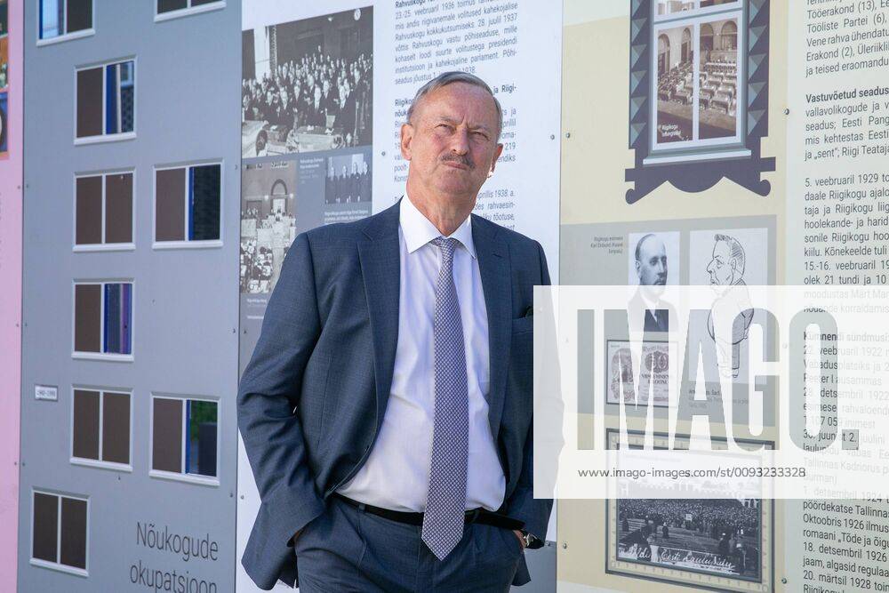 Rakvere Riigikogu anniversary exhibition reached Rakvere. In the picture Siim Kallas FOTO: Ain Liiva Virumaa Teataja RAKVERE LAANE-VIRUMAA ESTONIA
