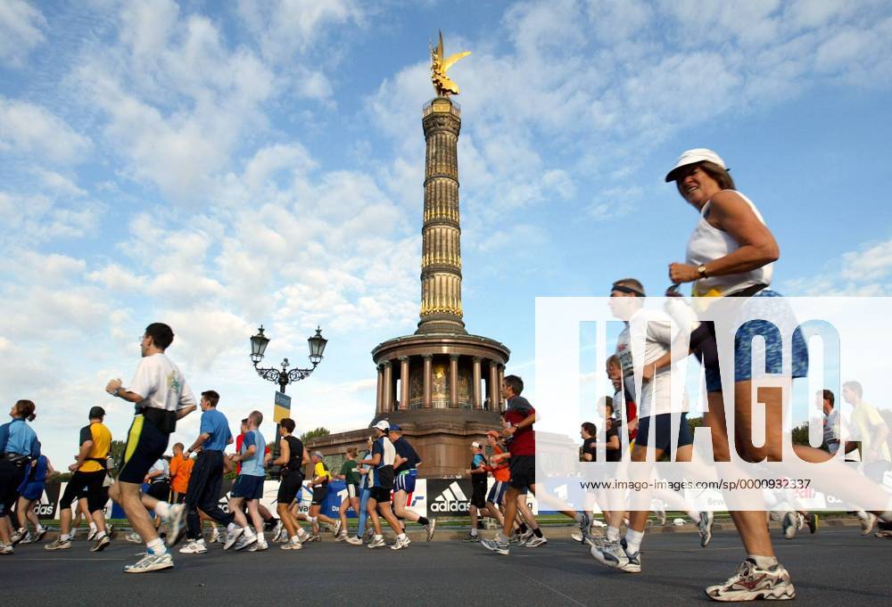 Marathonläufer laufen an der Siegessäule vorbei Leichtathletik 30. Internationaler Berlin-Marathon 2003, Stadtmarathon, Citymarathon, Marathonlauf, Langstrecke Totale Berlin