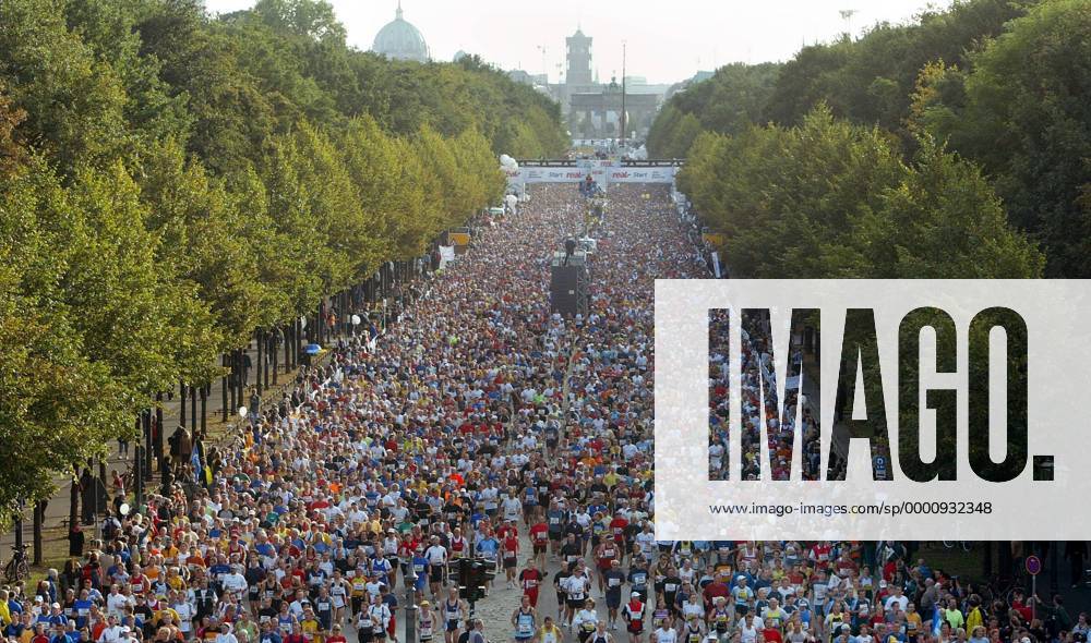 Die Straße des 17. Juni vor dem Brandenburger Tor ist kurz nach dem Start bevölkert von ca. 35 000 Marathonläufern Leichtathletik 30. Internationaler Berlin-Marathon 2003, Stadtmarathon, Citymarathon, Marathonlauf, Langstrecke Totale Berlin Masse,