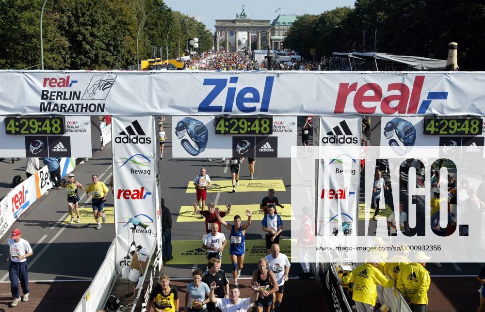 Jubelnde Marathonläufer im Ziel kurz hinter dem Brandenburger Tor Leichtathletik 30. Internationaler Berlin-Marathon 2003, Stadtmarathon, Citymarathon, Marathonlauf, Langstrecke Totale Berlin