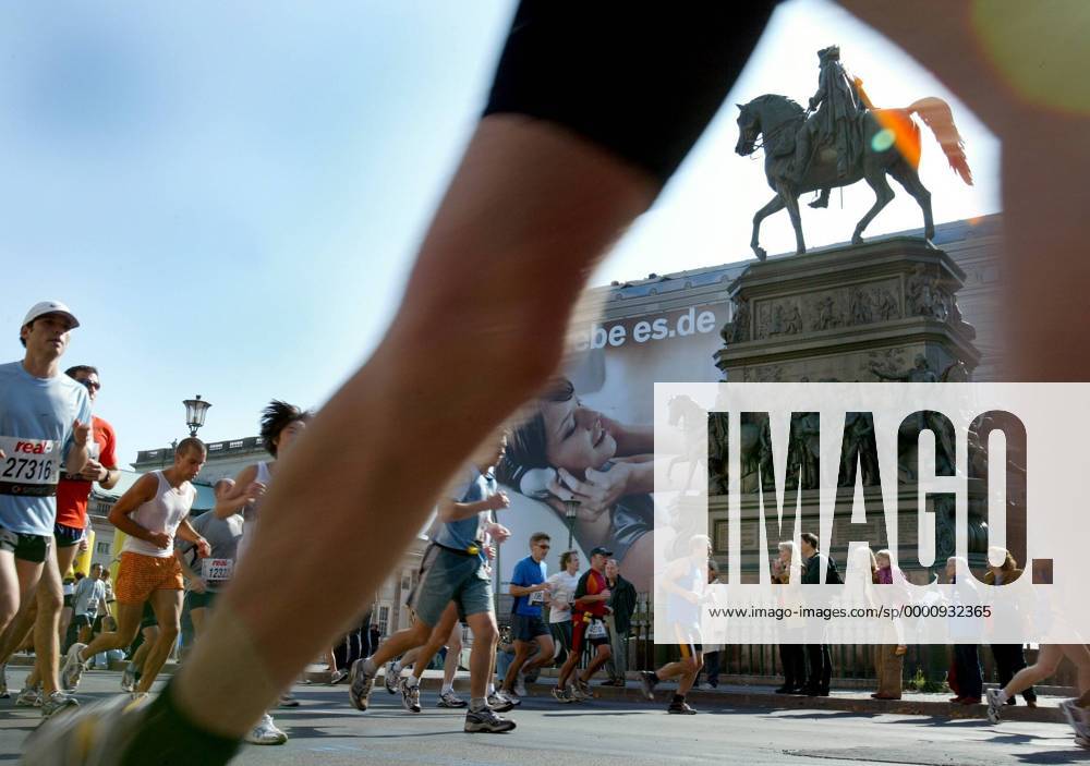 Marathonläufer am Denkmal Friedrich II auf der Prachtstraße Unter den Linden Leichtathletik 30. Internationaler Berlin-Marathon 2003, Stadtmarathon, Citymarathon, Marathonlauf, Langstrecke Totale Berlin