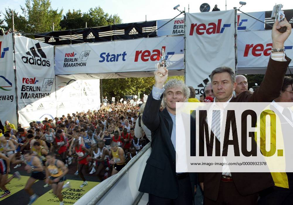 Berlins regierender Bürgermeister Klaus Wowereit (re., Deutschland) und Sir Simon Rattle (England), Chefdirigent der Berliner Philharmoniker, geben den Startschuss für den 30. Berlin-Marathon Leichtathletik 30. Internationaler Berlin-Marathon 2003, Stadtmarathon, Citymarathon, Marathonlauf, Langstrecke Gruppe Berlin