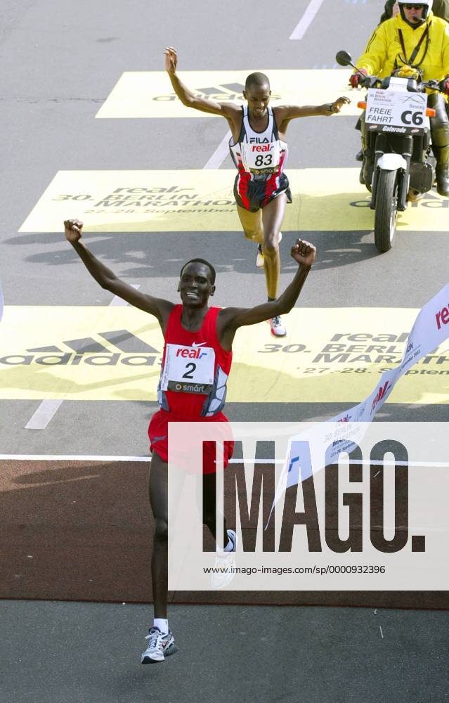 Paul Tergat (vorn) siegt vor Sammy Korir (beide Kenia) Leichtathletik Herren 30. Internationaler Berlin-Marathon 2003, Stadtmarathon, Citymarathon, Marathonlauf, Langstrecke Gruppe Berlin Freude,