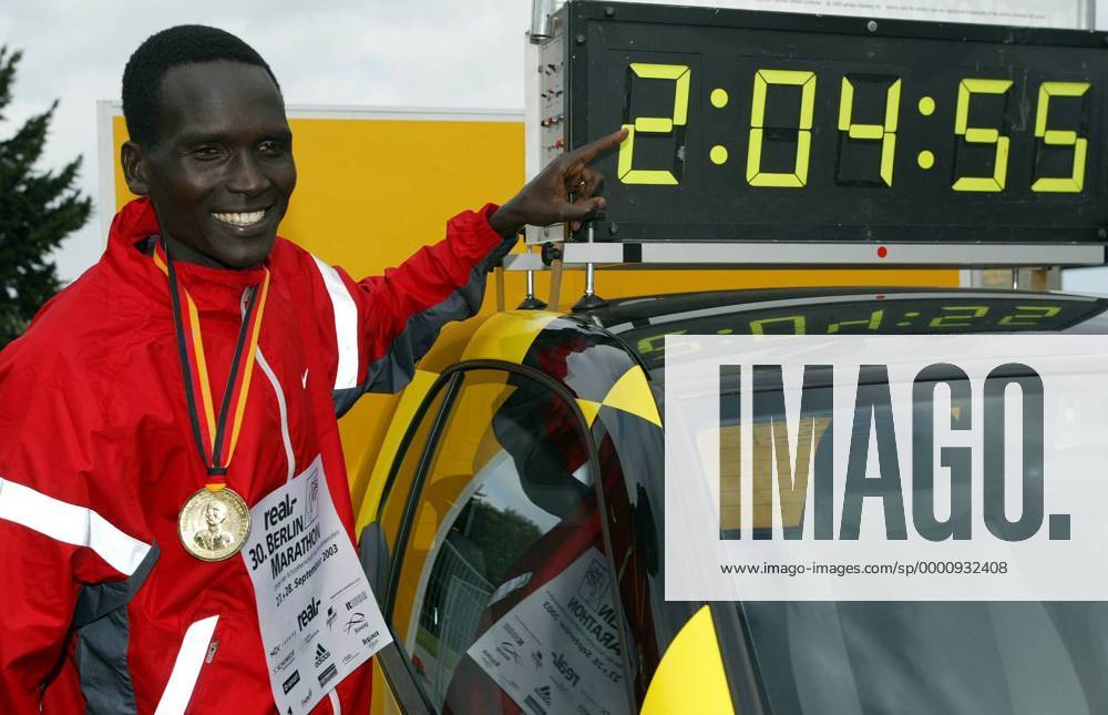 Sieger Paul Tergat (Kenia) zeigt stolz auf seine neue Weltrekordzeit von 2:04:55 Stunden Leichtathletik Herren 30. Internationaler Berlin-Marathon 2003, Stadtmarathon, Citymarathon, Marathonlauf, Langstrecke Einzelbild Berlin Freude,