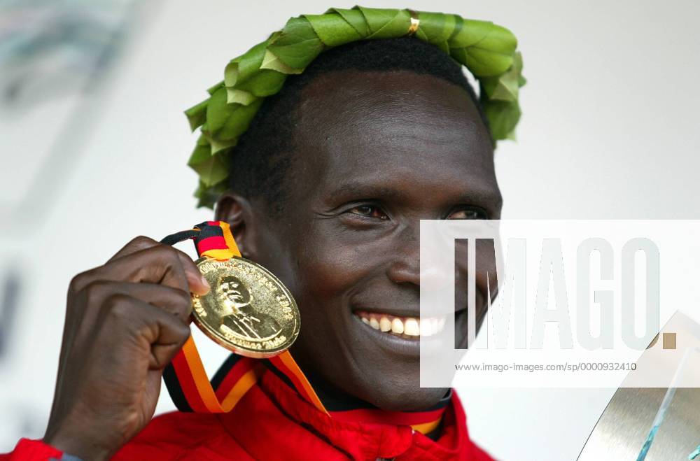 Sieger Paul Tergat (Kenia) präsentiert stolz seine Goldmedaille Leichtathletik Herren 30. Internationaler Berlin-Marathon 2003, Stadtmarathon, Citymarathon, Marathonlauf, Langstrecke Porträt Berlin Glück, Freude,
