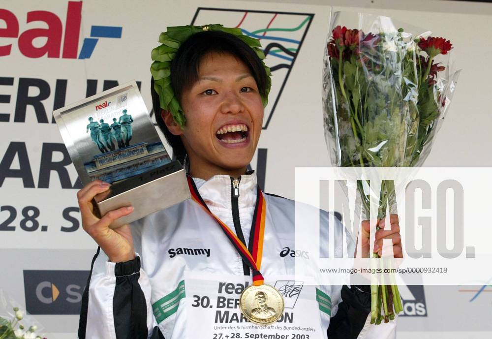 Siegerin Yasuko Hashimoto (Japan) präsentiert ihre Trophäe Leichtathletik Damen 30. Internationaler Berlin-Marathon 2003, Stadtmarathon, Citymarathon, Marathonlauf, Langstrecke Einzelbild Berlin Freude,