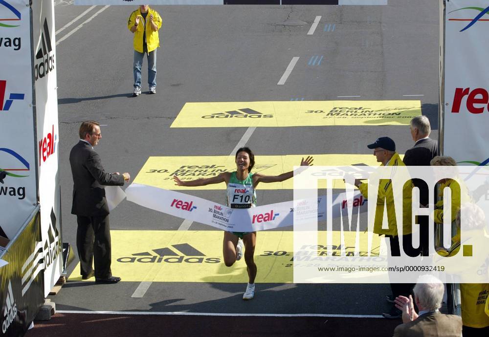 Siegerin Yasuko Hashimoto (Japan) jubelt im Ziel Leichtathletik Damen 30. Internationaler Berlin-Marathon 2003, Stadtmarathon, Citymarathon, Marathonlauf, Langstrecke Totale Berlin Freude,