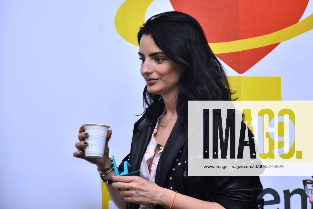 Bien Fest 2019 press conference MEXICO CITY, MEXICO - SEPTEMBER 3: Actress Aislinn Derbez holds a healthy drink during a press conference to promote Bien Fest 2019 It is a festival to raise awareness among citizens to be in good health at Casa Zertu on September 3, 2019 in Mexico City, Mexico