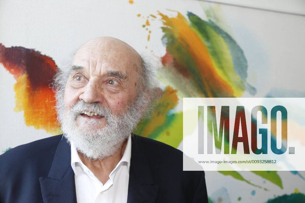 Wolfgang Hollegha Vernissage Wien, STRABAG Kunstforum, 04.09.2019 Wolfgang Hollegha Wolfgang Hollegha, einer der renommiertesten Vertreter der abstrakten Malerei in Österreich, feiert in diesem Jahr seinen 90. Geburtstag. Das STRABAG Kunstforum würdigt den Künstler mit einer Personale und präsentiert ausgewählte Werke aus sechs Jahrzehnten. Solange ich die Dinge betrachte, sind sie lebendig. Wenn ich sie nun ganz stur abzeichnen würde, wären sie plötzlich tot, also schaue ich, dass mein Körper, die Art, die Hand zu bewegen, die Verlagerung der Schwerkraft, die man spürt, dass all das in der Zeichnung erhalten bleibt. Die Spontaneität des Körpers spielt mit. Ich male nicht geometrisch, weil man die Dinge nicht geometrisch sieht. Ich bin immer von der Natur ausgegangen, von dem, was ich sehe. Meine Grundtendenz ist, d AVN101002311042
