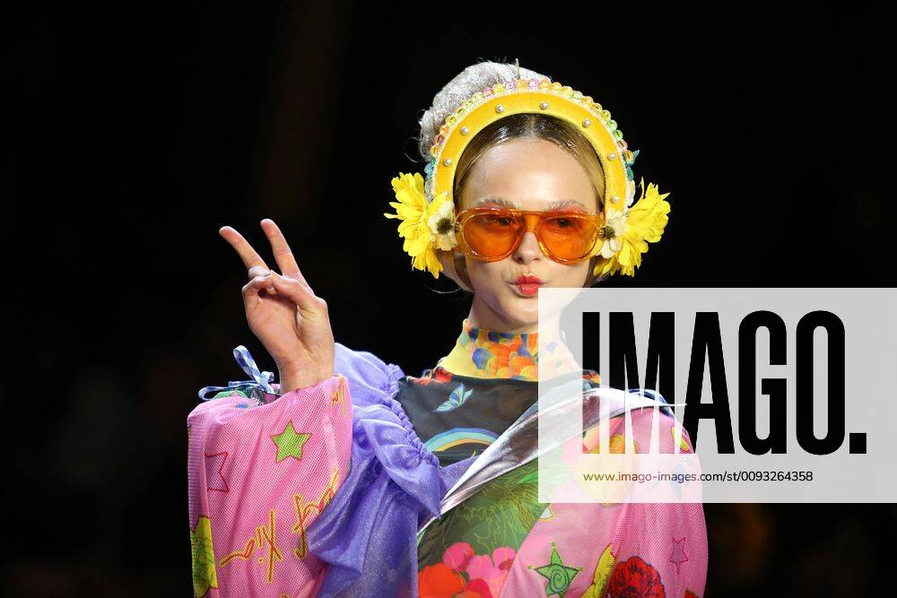 Bilder des Jahres 2019, Entertainment 09 September Entertainment Themen der Woche KW36 (190905) -- NEW YORK, Sept. 5, 2019 -- A model presents a creation from the Leaf Xia Spring Summer 2020 collection during the New York Fashion Week in New York, the United States, on Sept. 4, 2019. ) U.S.-NEW YORK-FASHION WEEK-CHINESE BRAND-LEAF XIA QinxLang