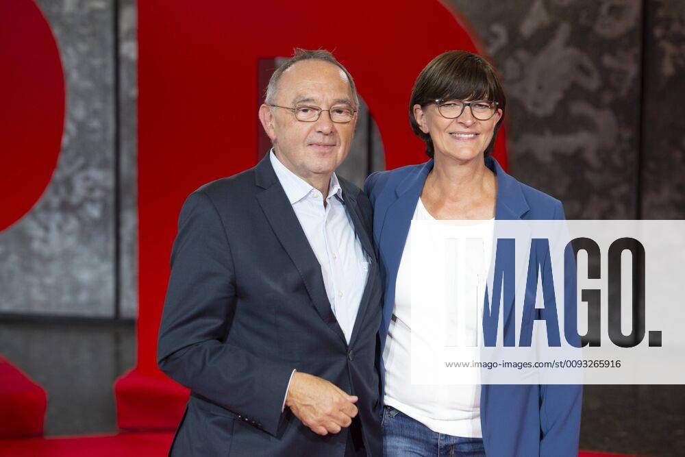 Norbert WALTER BORJANS, former Finance Minister NRW, and Saskia ESKEN, Regional Conference for the Presentation of Candidates for the SPD Party Presidency, Congress Centre Saarbruecken