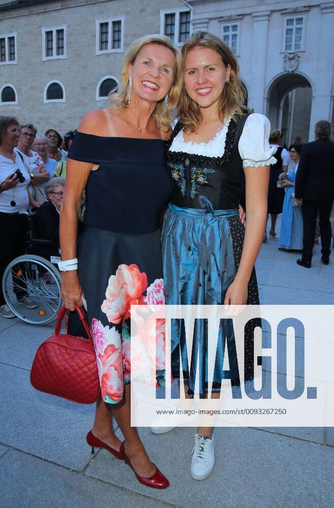 Salzburg Everyman 20 07 2019 Hera Lind Herlind Wartenberg and daughter Fritzi on the way to the Everyman Premiere at the Domplatz in Salzburg 20 07 2019