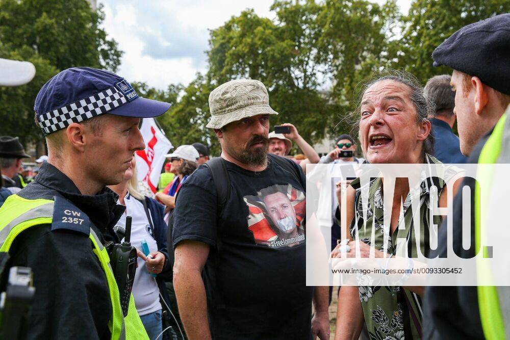 London, UK. A Pro Brexit protester confronts police officers in Parliament Square. London UK - ZUMAl94_ 20190907_zaf_l94_009