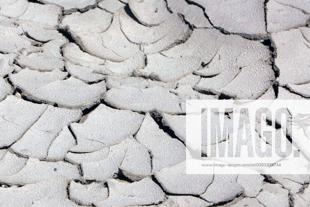 Due to the persistent drought, cracks form in the arable soil of a field in Hofheim, Hesse, Germany.