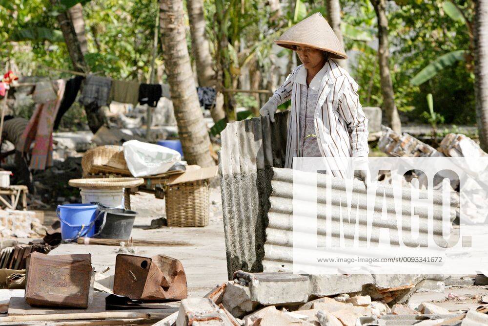 Java, Indonesia Natural Disaster, Earthquake 17 06 2006, Gantiwarno, Klaten, Indonesia, IDN Earthquake Java A Woman Removing Debris Gantiwarno Klaten Indonesia