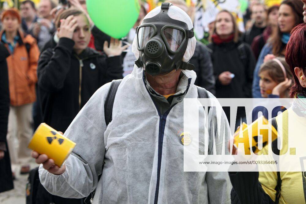 Berlin, Germany Demonstrator with protective mask at the Anti Atomic Power Demo 18 09 2010, Berlin, Germany, DEU Major demonstration of nuclear opponents at the Reichstag in Berlin with the aim of encircling the government district Demonstrator with protective mask Berlin Berlin Germany