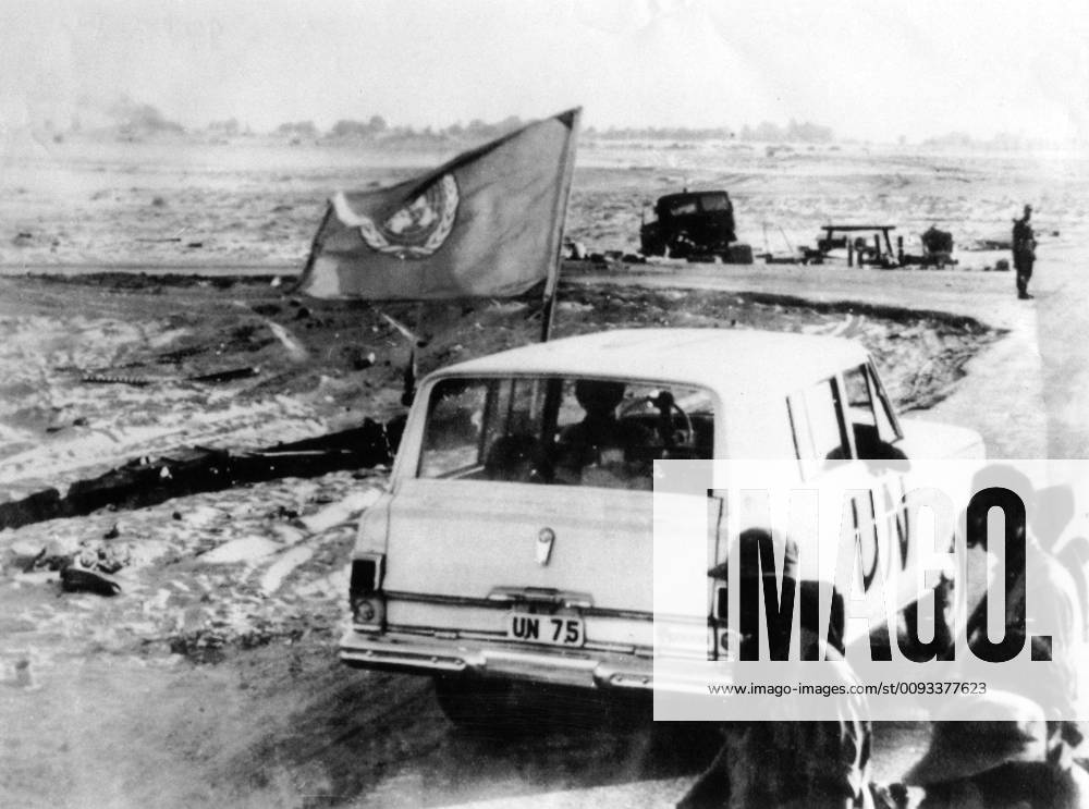 Suez Canal crisis, 1956. A United Nations vehicle passing Israeli troops nearQuantara on the east bank of the Suez Canal. A U.N. observer was posted on either side of the canal to supervise the cease-fire between Israel and the United Arab Republic 1956 Egypt - Suez Canal crisis Washington - Library of Congress