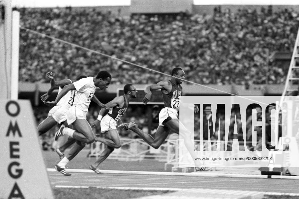 Finale 100m der Olympischen Spiele 1968, v.re.: Olympiasieger Jim Hines (USA) gewinnt in Weltrekordzeit vor Lennox Miller (Jamaika), Charles -Charlie- Greene (USA) und Pablo Montes (Kuba)