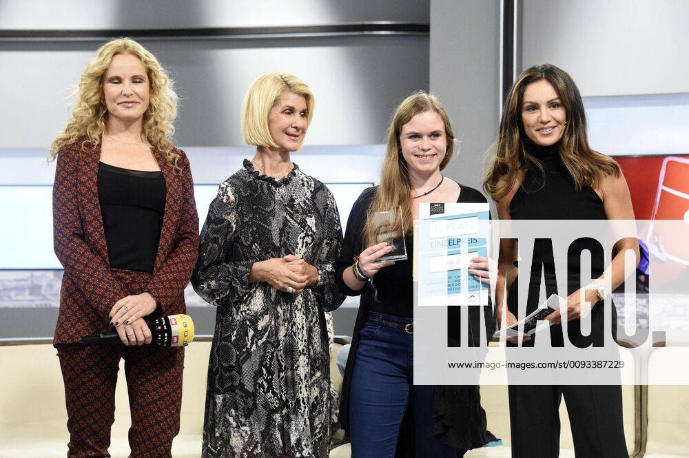 Katja Burkard, Brigitte Mohn, Jana Zeh and Nazan Eckes with all prizewinners at the award ceremony of the RTL Com with Award at the IFA 2019 at the booth of n tv Berlin, 11 09 2019 Foto:xN.xKubelkax xFuturexImage
