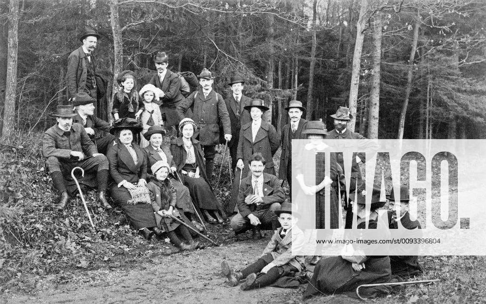 Naturfreunde Cöln Gruppe der Naturfreunde Cöln auf einer Wanderung, Deutschland 1910er Jahre. Group of Naturfreunde Coeln on a hike, Germany 1910s.,