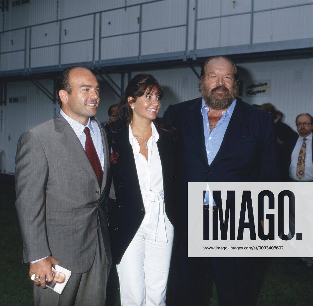 Bud Spencer Bud Spencer, italienischer Schauspieler, mit Sohn Giuseppe und dessen Ehefrau, Deutschland ca. 1985. Italian actor Bud Spencer and his son Giuseppe with his wife, Germany ca. 1985., Deutschland