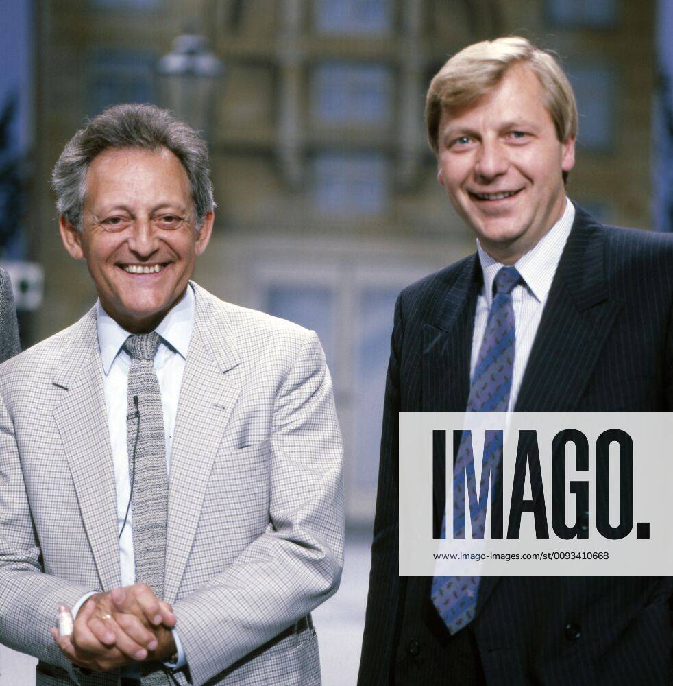 Eberhard Diepgen, 80. Geburtstag am 12. November Dalli Dalli, Hans Rosenthal Dalli Dalli, Fernsehshow mit Hans Rosenthal Sendung vom 05.09.1985, Deutschland, (v.l.) Moderator und Entertainer Hans Rosenthal, Politiker Eberhard Diepgen. Dalli Dalli, television show with Hans Rosenthal broadcast from 05.09.1985, Germany, (from left) presenter and entertainer Hans Rosenthal, politician Eberhard Diepgen, München Bayern Deutschland