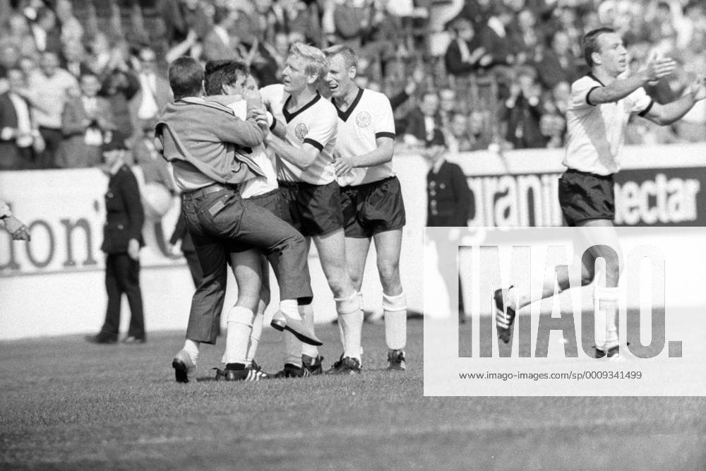 Fußball, WM 1966, Finale in Wembley, England - Deutschland 4-2 n.V. WM Finale 1966 im Wembley Stadion in London - England - BR Deutschland 4:2 n.V. - Torjubel BRD, v.re.: Horst Dieter Höttges, Siegfried Held, Karl Heinz Schnellinger, Uwe Seeler, Wolfgang Overath und ein Fan