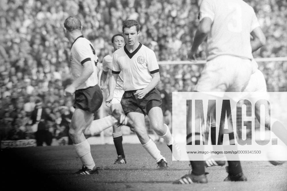 Fußball, WM 1966, Finale in Wembley, England - Deutschland 4-2 n.V. WM Finale 1966 im Wembley Stadion in London - England - BR Deutschland 4:2 n.V. - Franz Beckenbauer (BRD, Mitte)