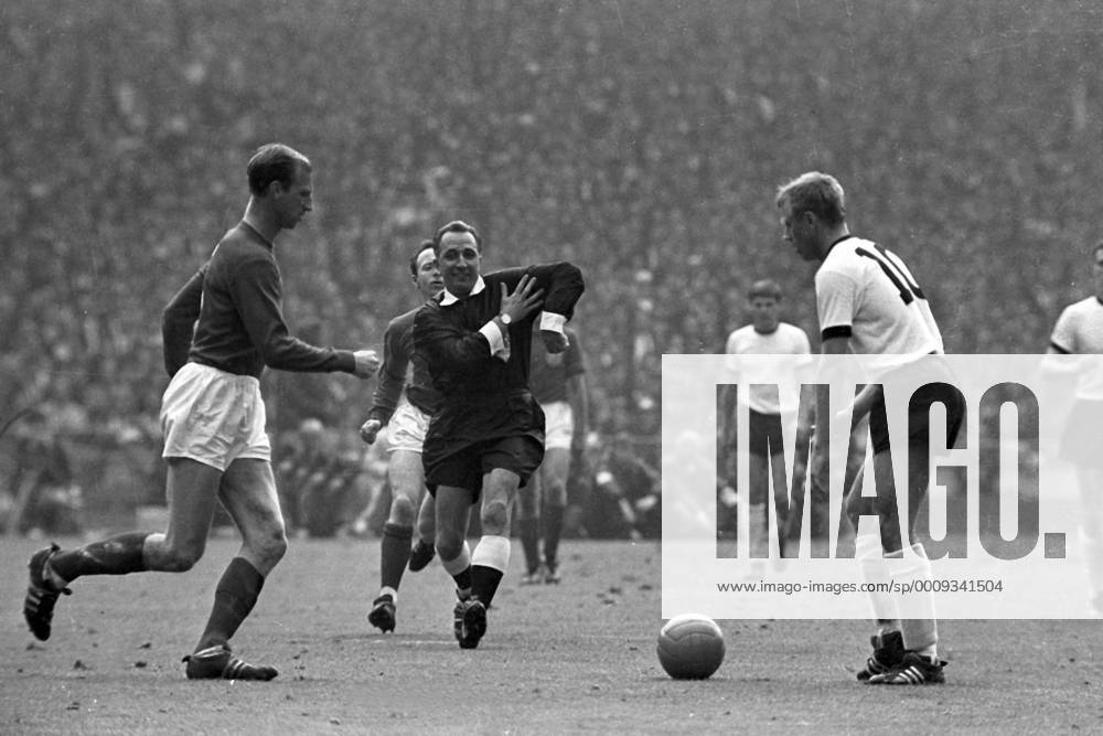 Fußball, WM 1966, Finale in Wembley, England - Deutschland 4-2 n.V. WM Finale 1966 im Wembley Stadion in London - England - BR Deutschland 4:2 n.V. - Schiedsrichter Gottfried Dienst (Schweiz, Mitte), Siegfried Held (BRD, re.) und Jack Charlton (England)