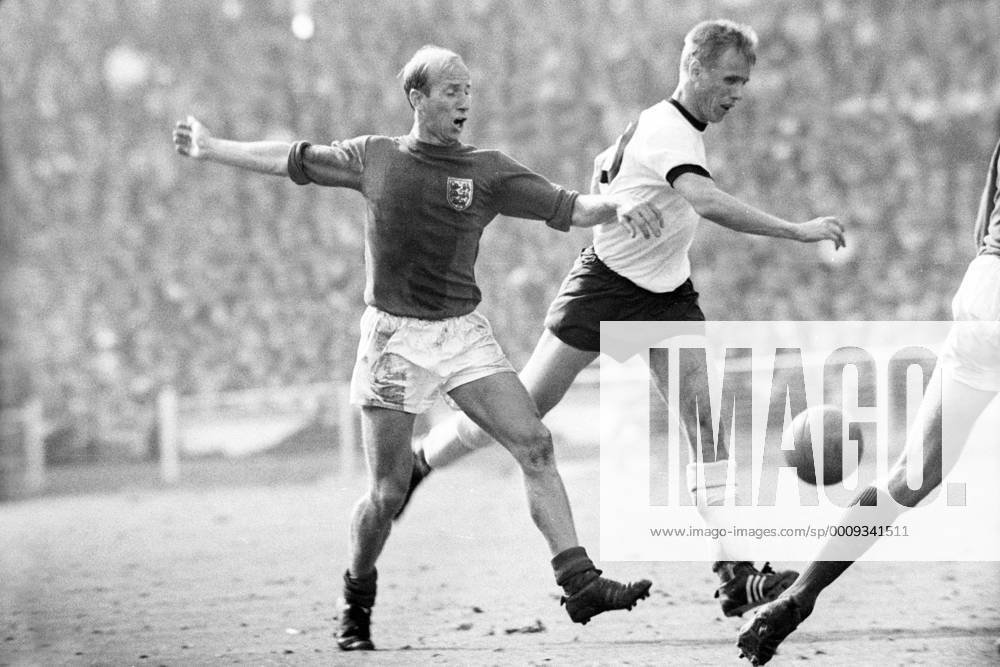 Fußball, WM 1966, Finale in Wembley, England - Deutschland 4-2 n.V. WM Finale 1966 im Wembley Stadion in London - England - BR Deutschland 4:2 n.V. - Bobby Charlton (England, li.) gegen Siegfried Held (BRD)