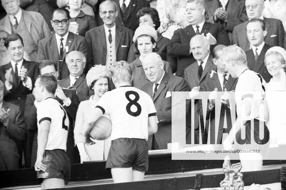 Fußball, WM 1966, Finale in Wembley, England - Deutschland 4-2 n.V. WM Finale 1966 in London - Team der BR Deutschland bei der Siegerehrung nach ihrer Niederlage - Trost gibt es von der Queen Elizabeth II., FIFA Präsident Sir Stanley Rous und Katherine Lucy Mary, Herzogin von Kent (re.) für Horst Dieter Höttges (li.), Helmut Halle (Mitte) und Karl Heinz Schnellinger (alle BRD)