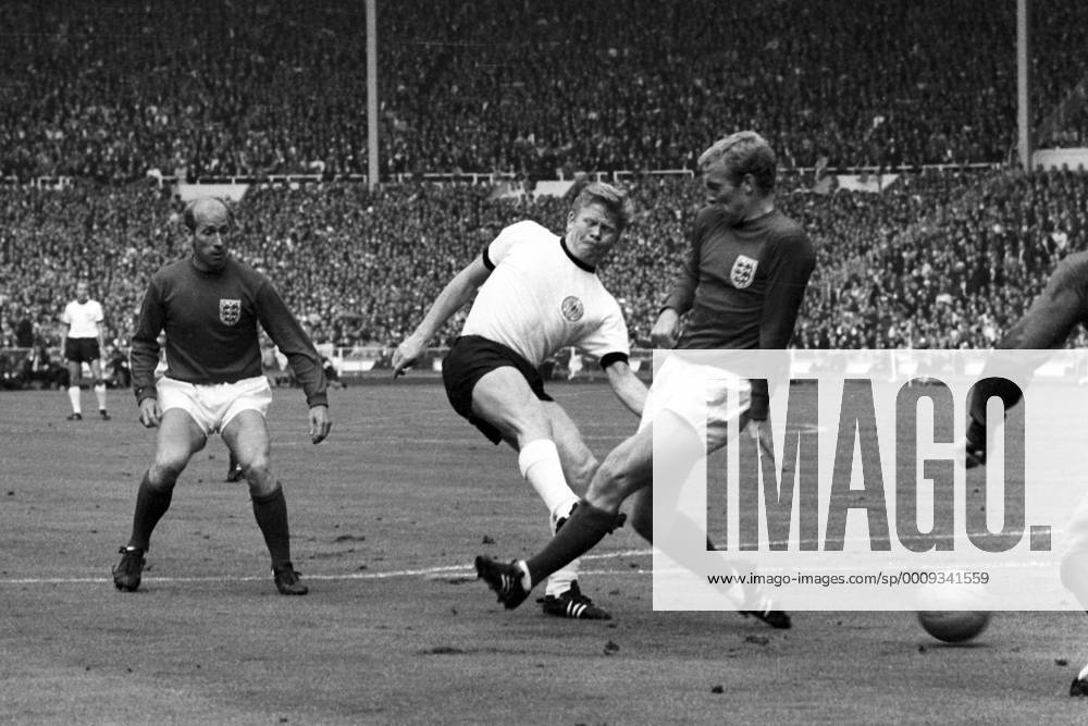 Fußball, WM 1966, Finale in Wembley, England - Deutschland 4-2 n.V. WM Finale 1966 im Wembley Stadion London - England - BR Deutschland 4:2 n.V. - Helmut Haller (BRD, Mitte) erzielt das Tor zum 1:0 gegen Bobby Moore (re.) und Bobby Charlton (beide England)