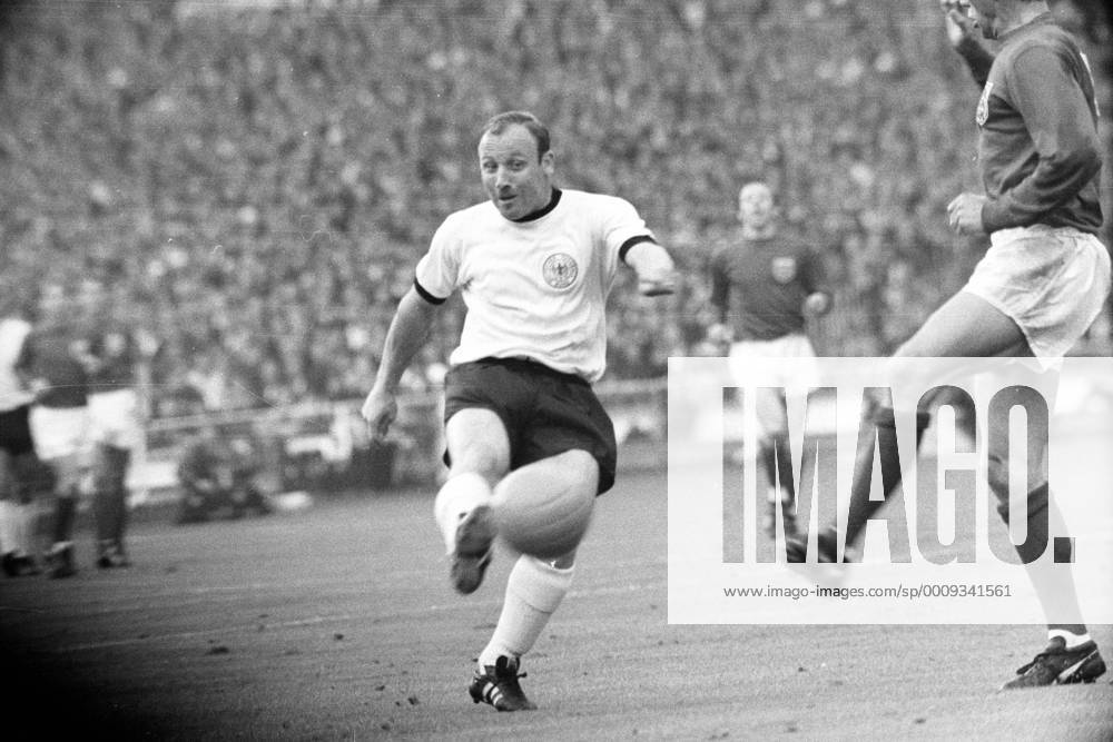 Fußball, WM 1966, Finale in Wembley, England - Deutschland 4-2 n.V. WM Finale 1966 im Wembley Stadion London - England - BR Deutschland 4:2 n.V. - Uwe Seeler (BRD)