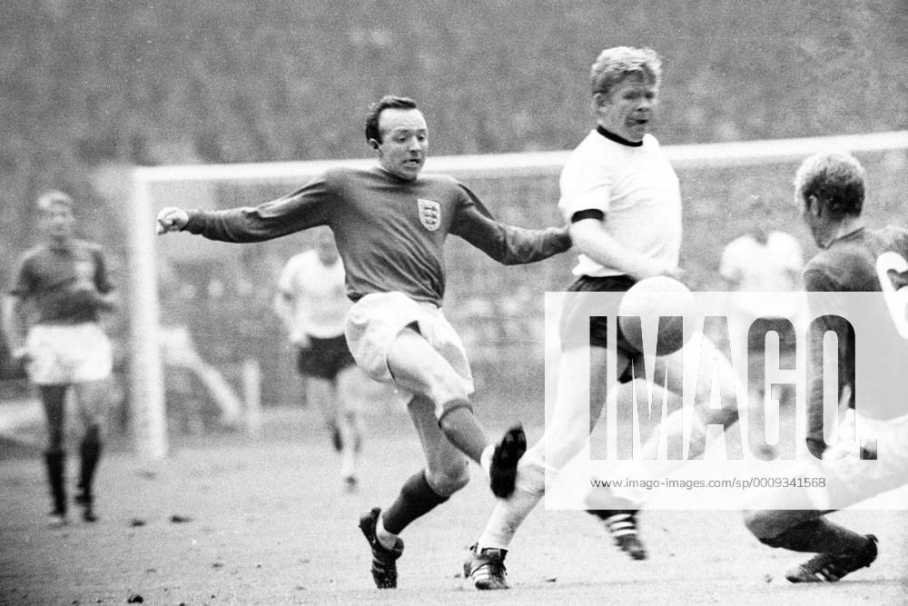 Fußball, WM 1966, Finale in Wembley, England - Deutschland 4-2 n.V. WM Finale 1966 im Wembley Stadion London - England - BR Deutschland 4:2 n.V. - Helmut Haller (BRD, Mitte) gegen Nobby Stiles (li.) und Bobby Moore (beide England)