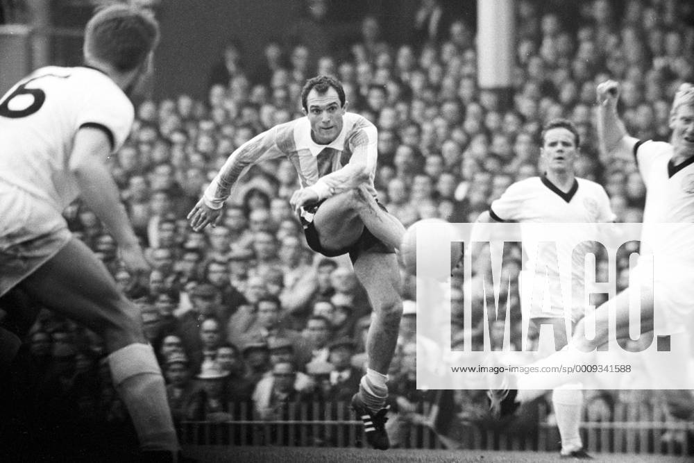 WM 1966 in Birmingham - BR Deutschland - Argentinien 0:0 - Erminio Onega (Argentinien) gegen Karl Heinz Schnellinger (re.) und dahinter Albert Brülls (beide BRD)