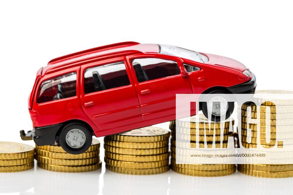 Auto auf Muenzen. Symbolfoto fuer steigende Autokosten, Reperaturen und Benzin car on Euro coins, Europe BLWS545386