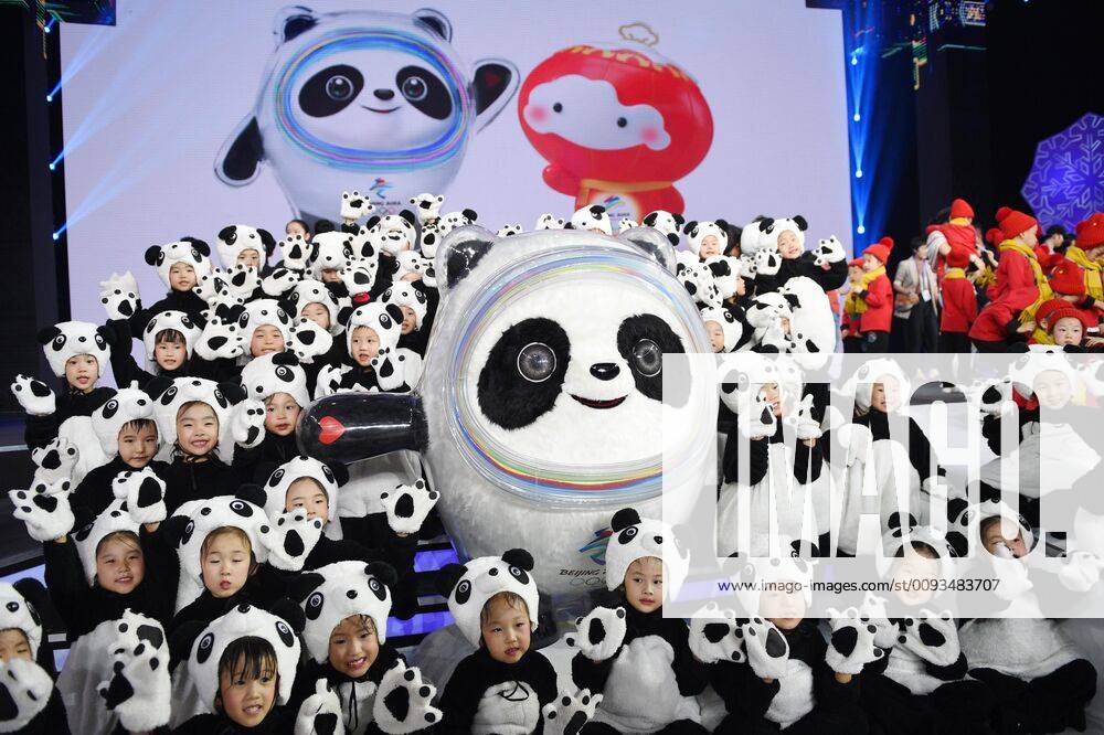 (190917) -- BEIJING, Sept. 17, 2019 -- Children pose with Bing Dwen Dwen, the mascot of Beijing 2022 Olympic Winter Games during the 2022 Beijing Winter Olympic and Paralympic Games mascot launch ceremony in Beijing, capital of China, Sept. 17, 2019. ) (SP)CHINA-BEIJING-2022 WINTER OLYMPIC AND PARALYMPIC GAMES-MASCOTS-LAUNCH (CN) JuxHuanzong