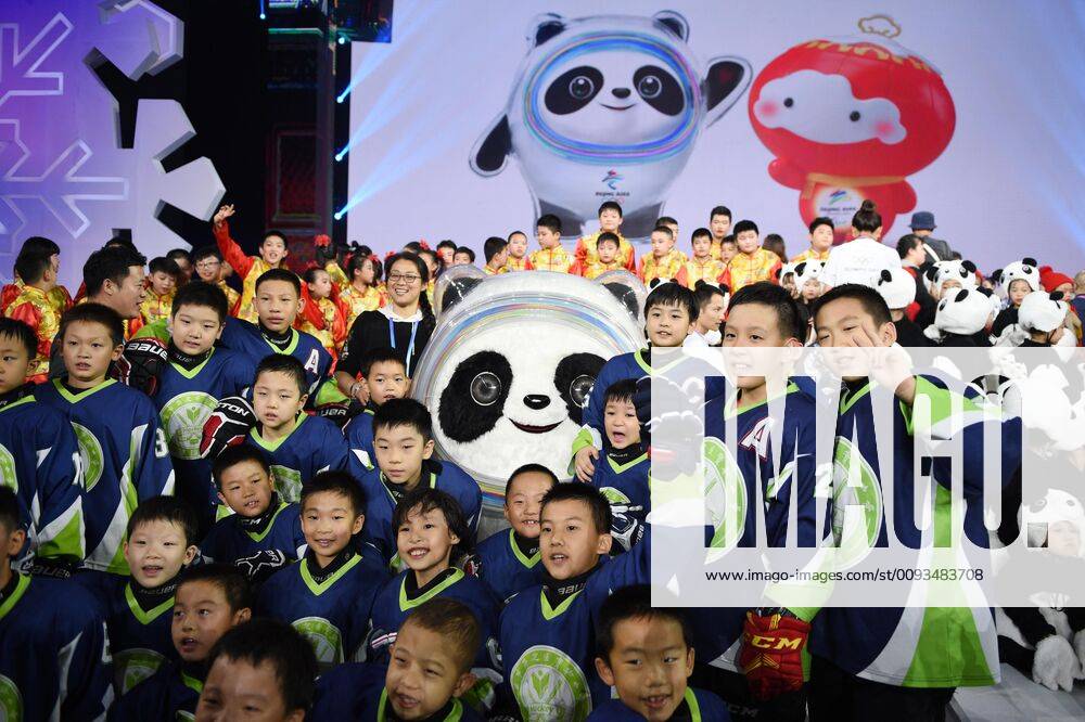 (190917) -- BEIJING, Sept. 17, 2019 -- Children pose with Bing Dwen Dwen, the mascot of Beijing 2022 Olympic Winter Games during the 2022 Beijing Winter Olympic and Paralympic Games mascot launch ceremony in Beijing, capital of China, Sept. 17, 2019. ) (SP)CHINA-BEIJING-2022 WINTER OLYMPIC AND PARALYMPIC GAMES-MASCOTS-LAUNCH (CN) JuxHuanzong