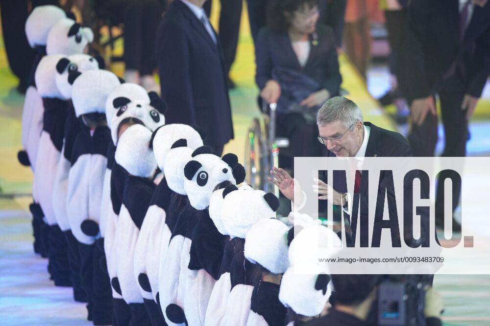 (190917) -- BEIJING, Sept. 17, 2019 -- International Olympic Committee (IOC) president Thomas Bach (R) talks with young actors during the 2022 Beijing Winter Olympic and Paralympic Games mascot launch ceremony in Beijing, capital of China, Sept. 17, 2019. ) (SP)CHINA-BEIJING-2022 WINTER OLYMPIC AND PARALYMPIC GAMES-MASCOTS-LAUNCH (CN) LixMing