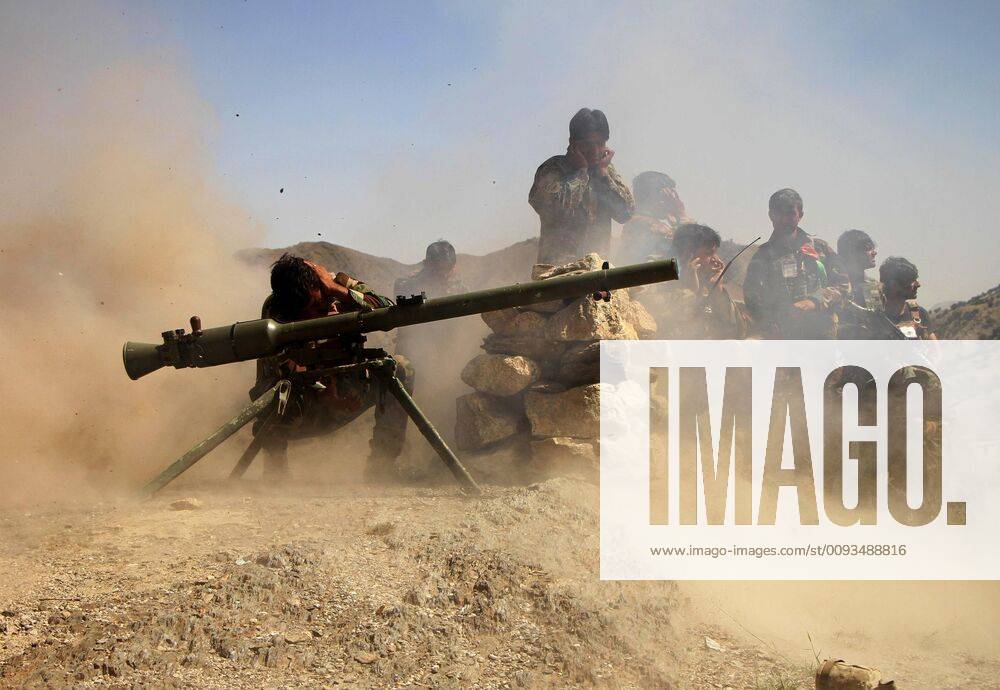 Bilder des Jahres 2019, News 09 September (190917) -- JALALABAD, Sept. 17, 2019 -- Afghan security force members take part in a military operation against Islamic State (IS) in Achin district of eastern Nangarhar province, Afghanistan, Sept. 16, 2019. (Photo by Xinhua) AFGHANISTAN-NANGARHAR-MILITARY OPERATION SaifurahmanxSafi