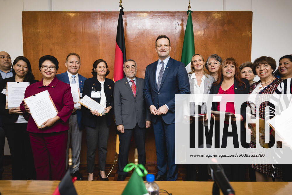 Federal Health Minister Jens Spahn CDU In the context of handing over the invitation letters to Mexican trainers of nursing staff for a seminar trip to Germany Mexico City, 20 09 2019 Mexico City Mexico