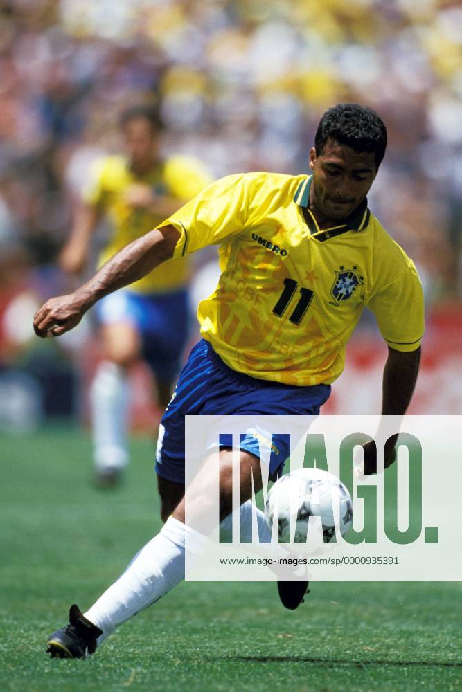 Romario (Brasilien) am Ball Fußball WM Herren Weltmeisterschaft 1994, Länderspiel, Nationalmannschaft, Nationalteam, Nationaltrikot, Vdia Einzelbild Palo Alto Dynamik,