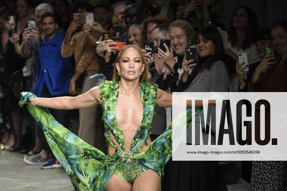 Bilder des Jahres 2019, Entertainment 09 September Entertainment Themen der Woche KW38 Mailand Fashion Week - Jennifer Lopez während der Versace Modenschau Milan Fashion Week, Women Spring Summer 2020. Milan, Women s Fashion, Spring Summer 2020.Versace catwalk Pictured: Jennifer Lopez