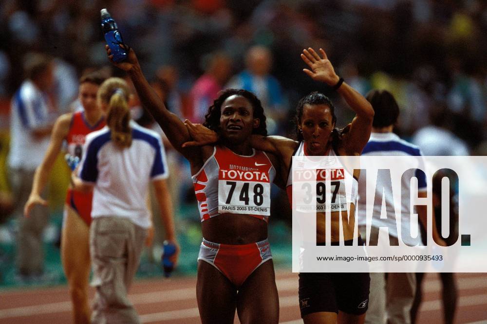 Weltmeisterin Maria Mutola (li., Mosambik) und Vizeweltmeisterin Kelly Holmes (Großbritannien) auf der Ehrenrunde Leichtathletik WM Damen Weltmeisterschaft 2003, Nationaltrikot, Gruppe Paris Freude, Kameradschaft,