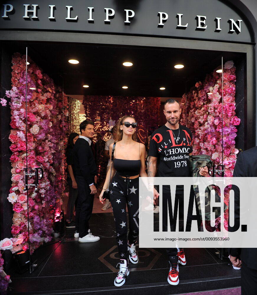 Milan, Philipp Plein and girlfriend at the center Philipp Plein strolls through the downtown streets with his girlfriend Andrea. The two, after a walk and some kisses exchanged among the people, go to the showroom set up for the fashion week. They leave after an hour and return to the hotel.