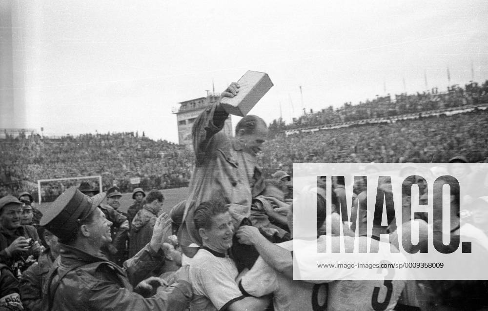 WM Finale 1954 in Bern - Die BR Deutschland wird Weltmeister - Bundestrainer Sepp Herberger (obenauf) jubelt mit Helmut Rahn (li.) und Josef Posipal (re.) sowie mit weiteren seiner Jungs