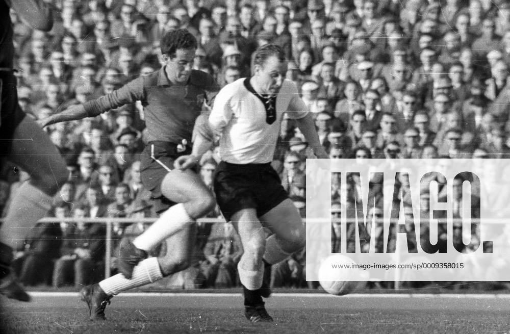 Freundschaftsspiel in Stuttgart - BR Deutschland - Chile 2:1 - Uwe Seeler (BRD, re.)