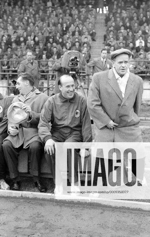 Bundestrainer Sepp Herberger (re.) und Co Trainer Helmut Schön (beide BR Deutschland)